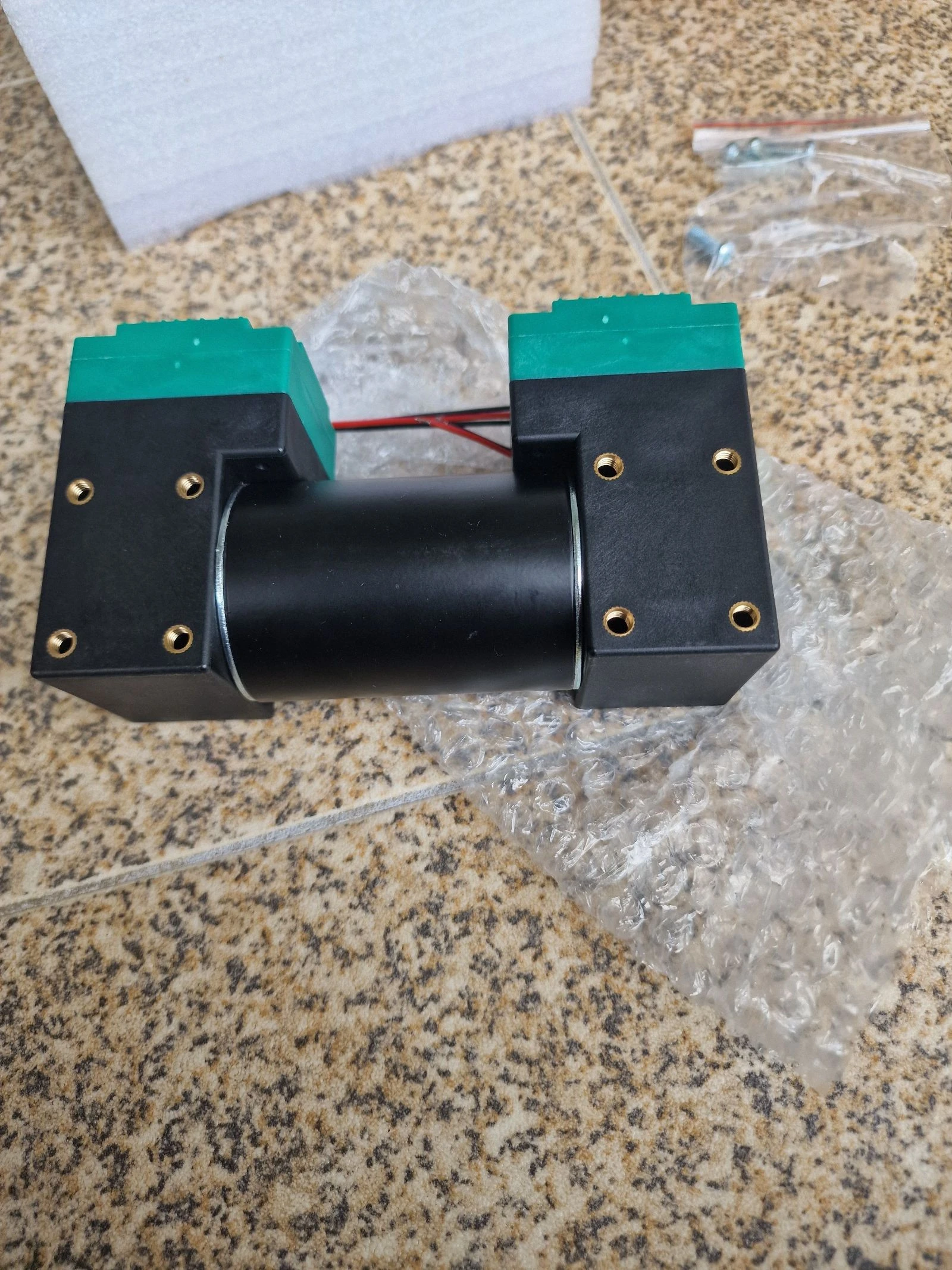 microbomba de vácuo de diafragma de dupla cabeça, comumente usada em instrumentos de beleza ou equipamentos médicos silenciosos.O motor opera com tensão de 220V e tem uma potência de 24W, oferecendo fluxo de ar e sucção  – photo 5